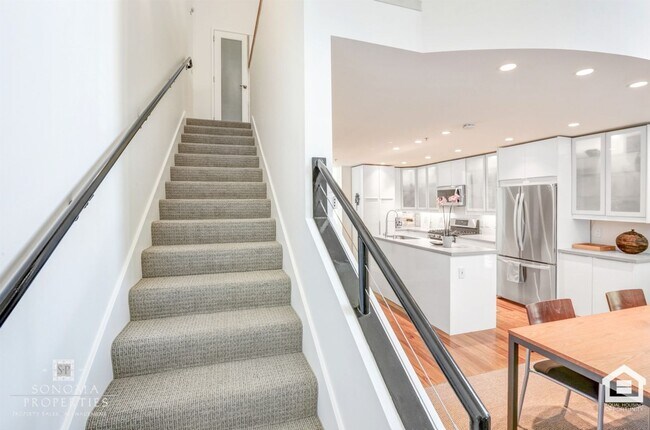 Building Photo - Modern 1BD/2BA Loft Just Minutes from Down...
