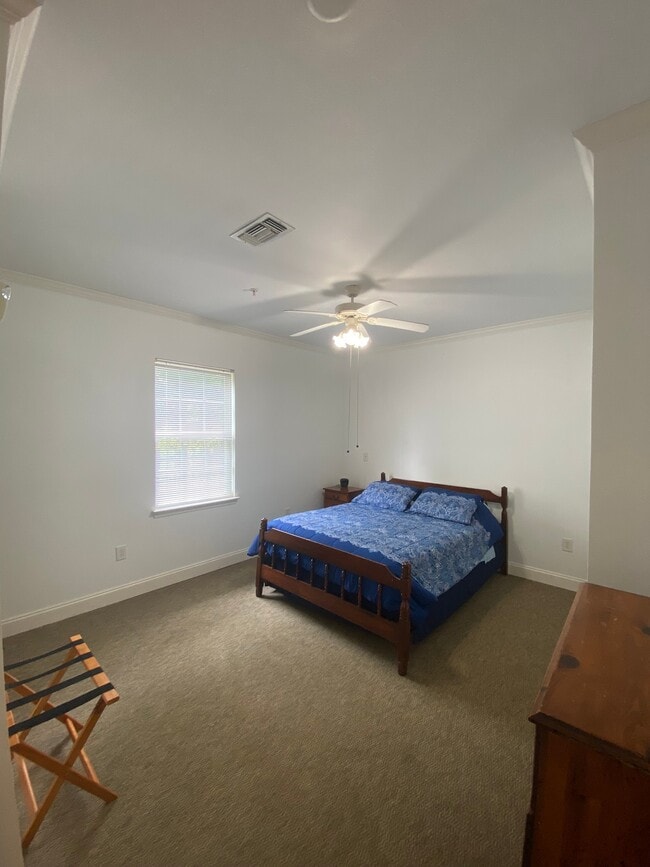 Building Photo - Hillcrest Apartments