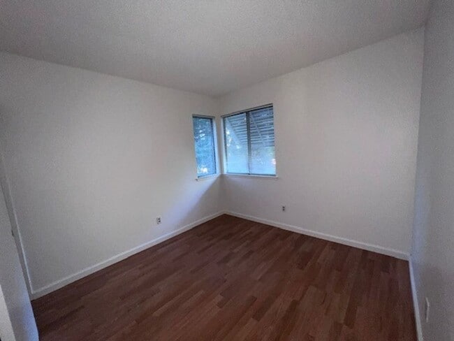 Building Photo - Freshly painted Pocket home close to schools and shopping.