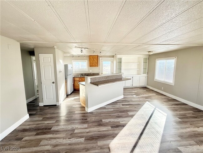 Building Photo - 4331 W Victoria St