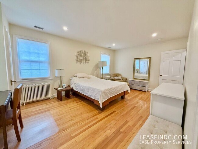 Building Photo - 4825 Butterworth Pl NW