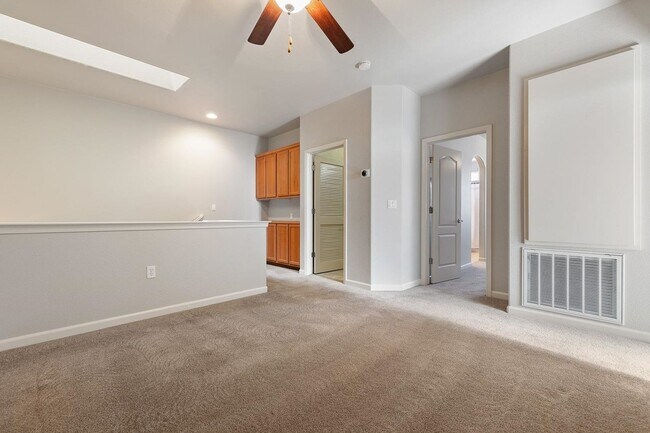 Building Photo - Spacious 3/3 Townhouse in North Clovis