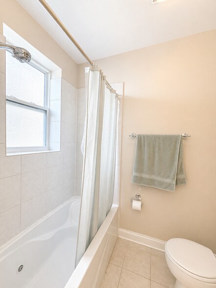 Building Photo - 6815 N Lakewood Ave