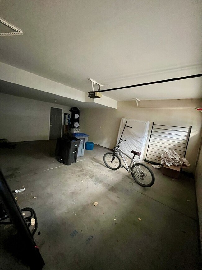 Building Photo - South Longmont Townhome with Attached Garage & Private Patio