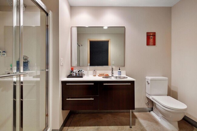 Building Photo - 700 N Washington Ave