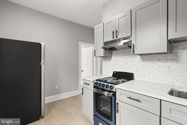 Building Photo - 216 Collingdale Ave