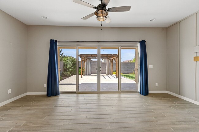 Building Photo - Beautiful 3 bedroom plus den!