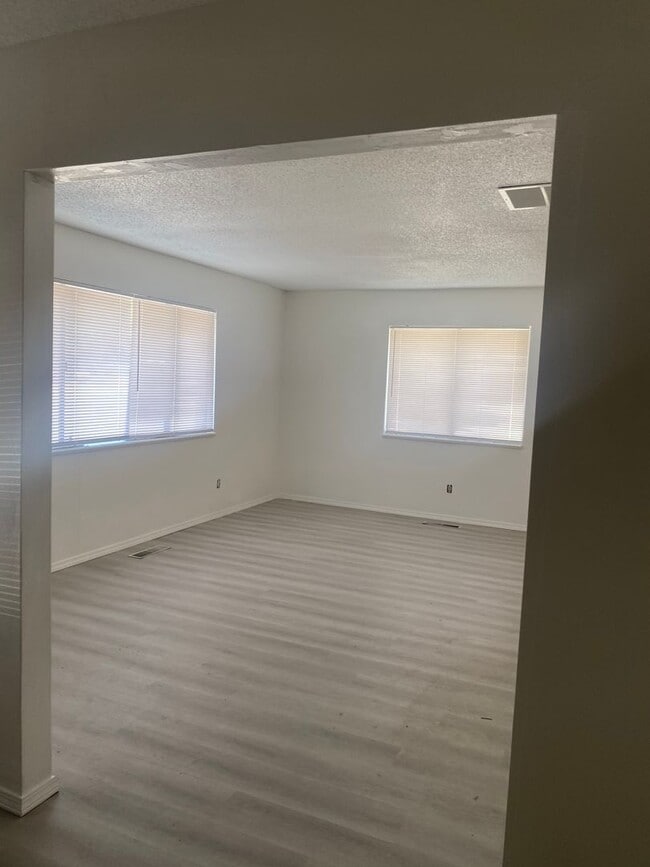 Building Photo - Beautiful remodeled home in northeast heig...