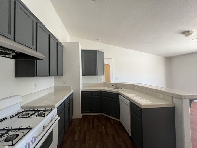 Building Photo - MOVE IN READY!!