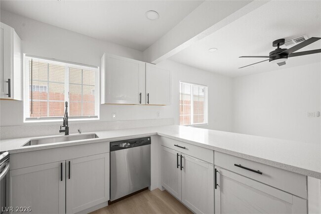 Building Photo - 623 N 10th St