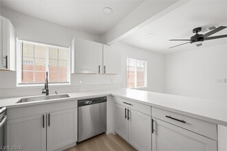 Building Photo - 623 N 10th St