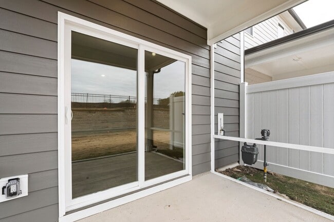 Building Photo - Chic End-Unit Townhome in Forestville Station!