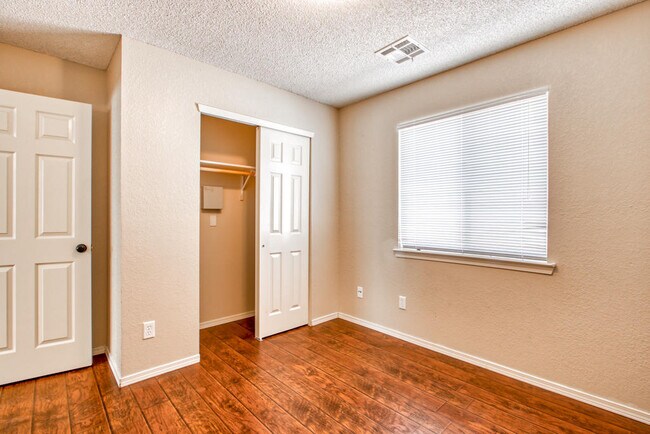 Building Photo - 1819 Shreya St