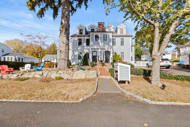 Building Photo - 108-110 Elm St