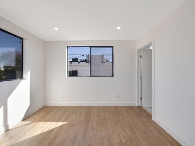 Building Photo - Massive 4 & 5 Bed Luxury Townhomes