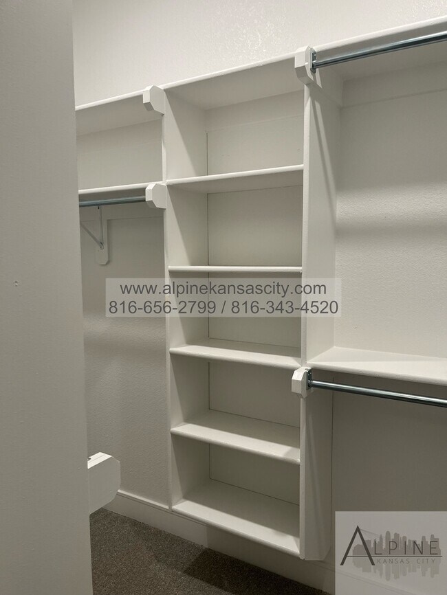 Building Photo - Beautiful Parkville Town Home Coming Soon!