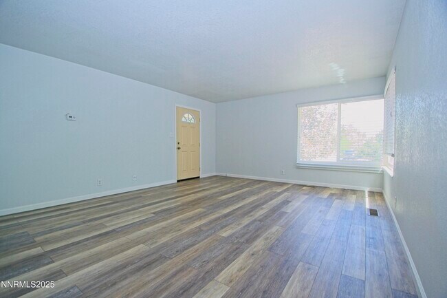 Building Photo - 3103 Lakeside Dr