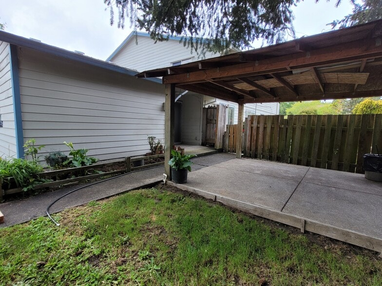 Covered patio and porch - 1045 S Jasper St
