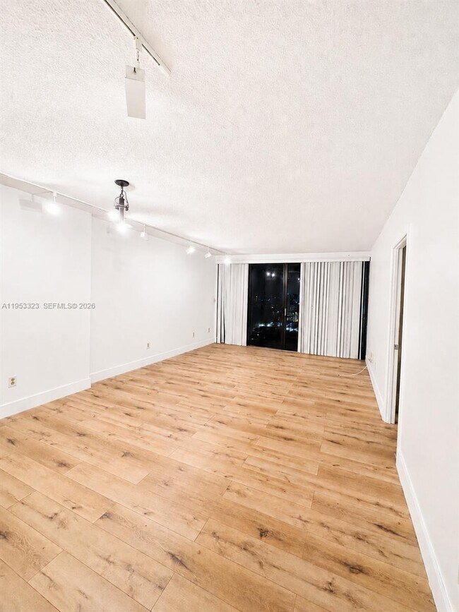 Building Photo - 1470 NE 123rd St
