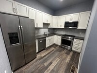 Building Photo - Renovated 2BR Home with Parking & Outdoor Space – Near Lake Merritt