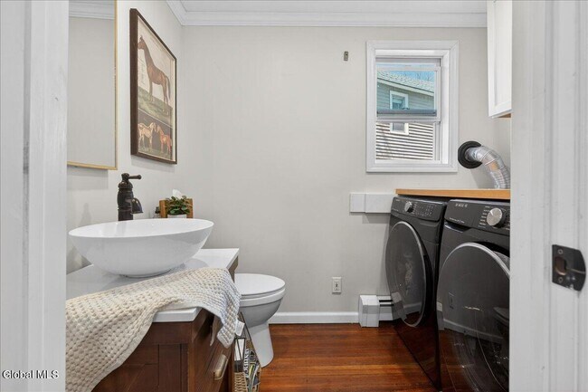 Building Photo - 106 Van Dam St