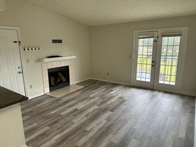 Building Photo - Charming 2 bedroom Condo!