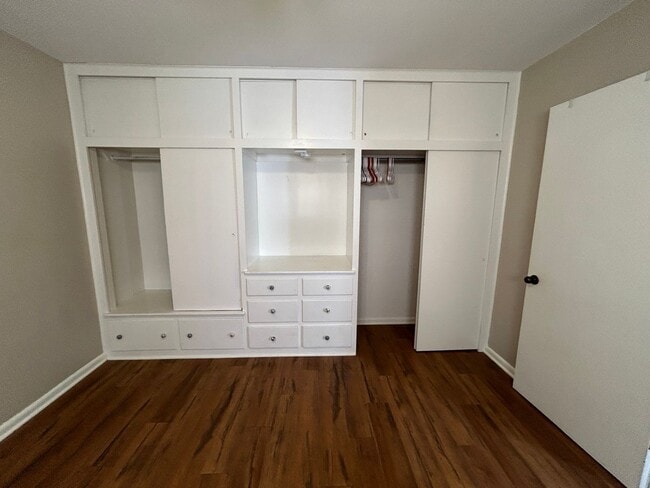 Building Photo - 3 Bedroom 1 Bath Large House with Garage & Many Amenities