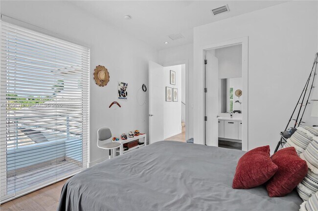 Building Photo - 435 Hampton Ln