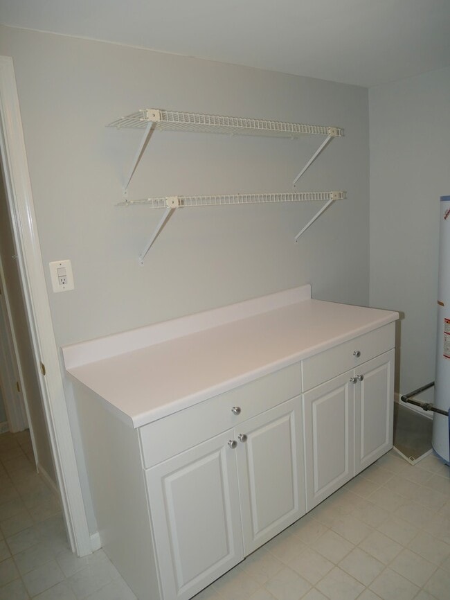 Building Photo - 4 Bedroom 3.5 Bath Corner Unit Townhouse o...