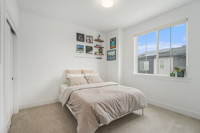 Building Photo - Stylish Town Home In Desirable Thornton Neighborhood Available on September 5, 2026