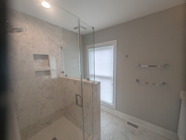 Building Photo - 3 BD / 3 BA Newer Row Home for Lease in Ha...