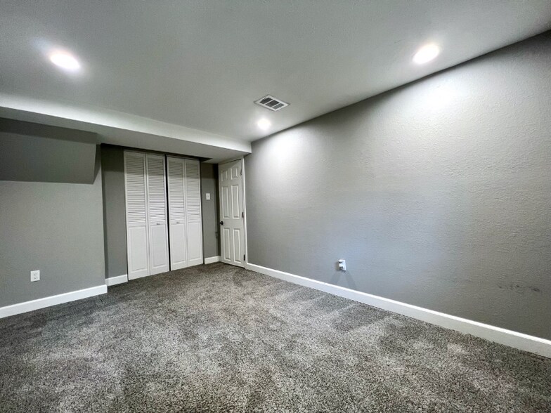 Building Photo - 210 E Madison St