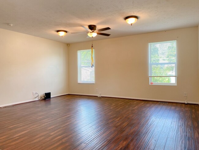 Building Photo - Stunning 5 bedroom, 2 bathroom house!
