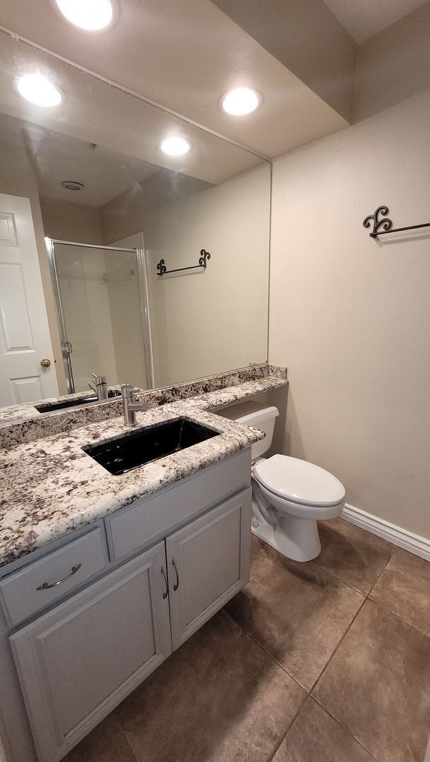 Building Photo - Beautiful Home in Quiet Neighborhood.