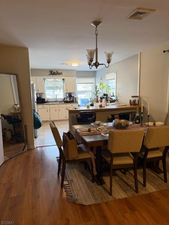 Building Photo - 43 Chestnut St