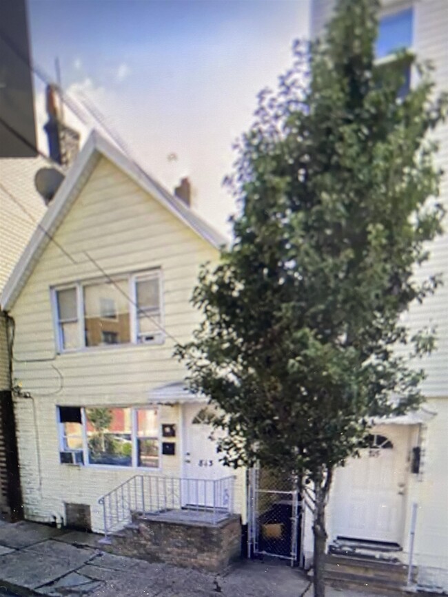 Building Photo - 813 7th St
