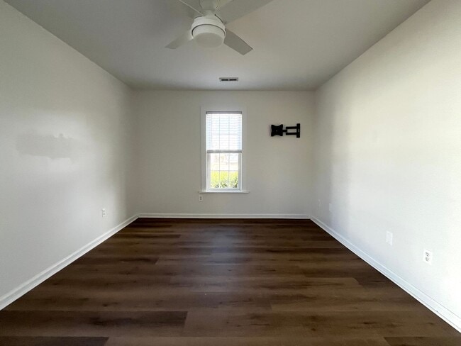 Building Photo - Beautifully renovated home!