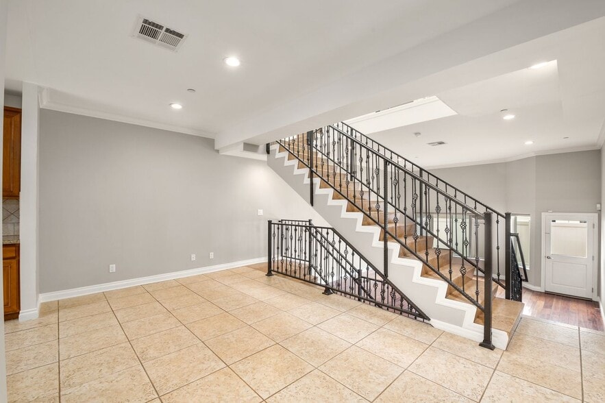 Dining area - 5241 Colodny Dr