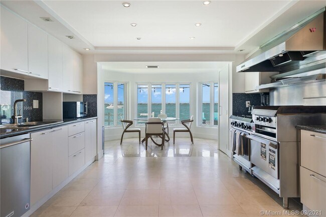 Building Photo - 1413 N Venetian Way