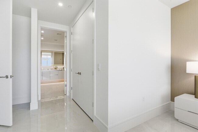 Building Photo - 220 Lake Shore Dr