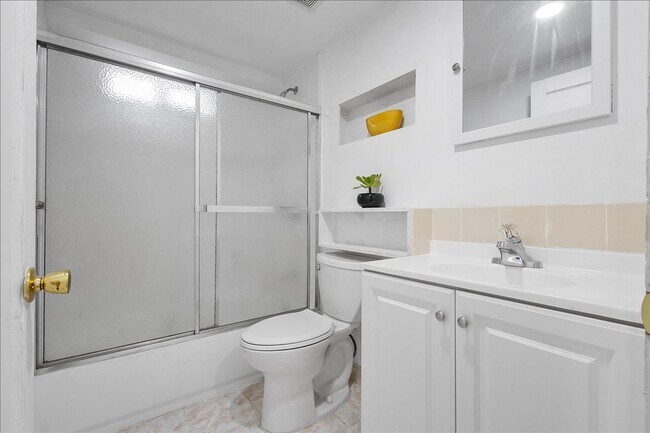 Building Photo - 2246 Encinal Ave