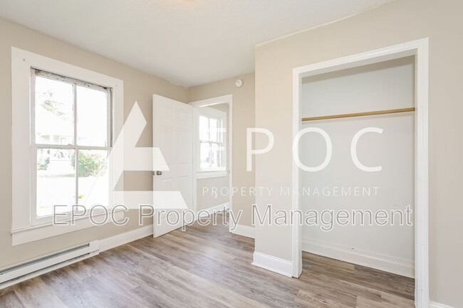 Building Photo - 810 Oakley St