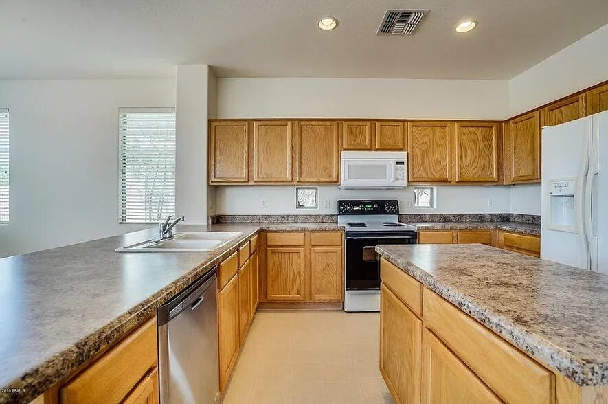 Kitchen overview 3 - 3470 E Riopelle Ave
