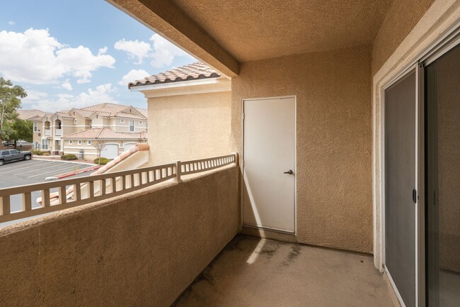 Building Photo - NORTHWEST 2 BEDROOM, 2 BATH CONDO IN GATED...