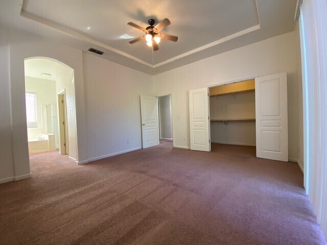 Building Photo - Charming 5 bedroom 2.5 bathroom home located in Natomas!