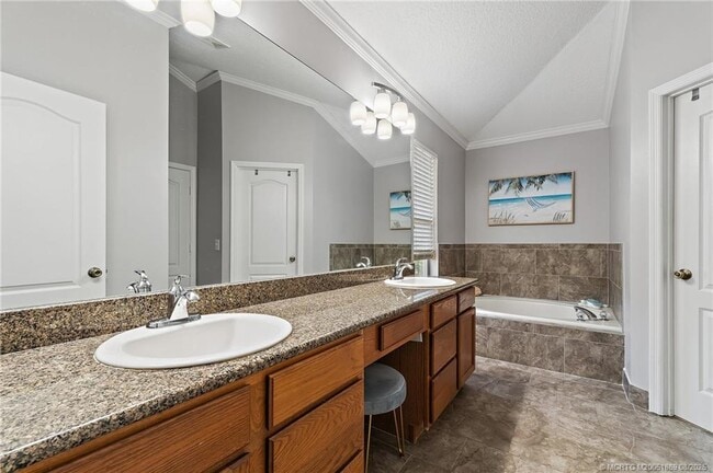 Building Photo - 728 NW Waterlily Pl