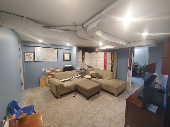 Building Photo - Charming 4 bed, 2 bath, fully fenced, cove...