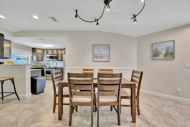 Building Photo - 2529 Croton Ave