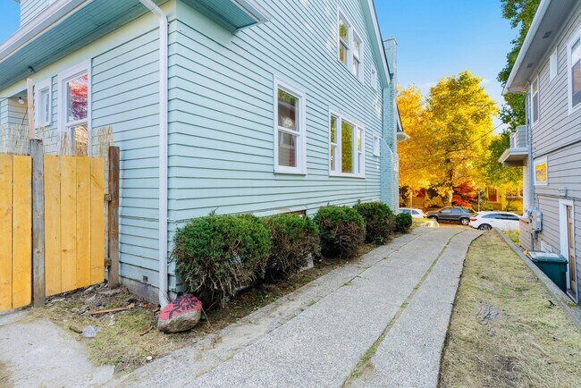 Building Photo - 4551 4th Ave NE