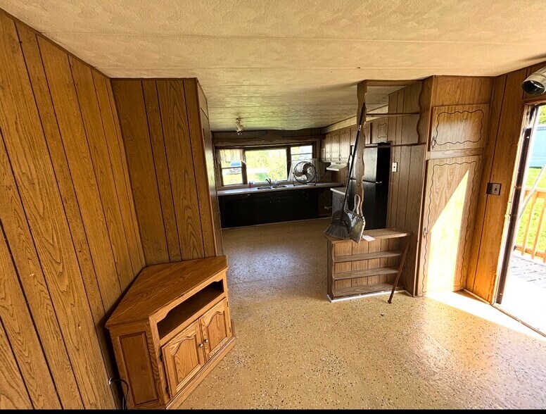 Building Photo - 4420 W Ridge Rd